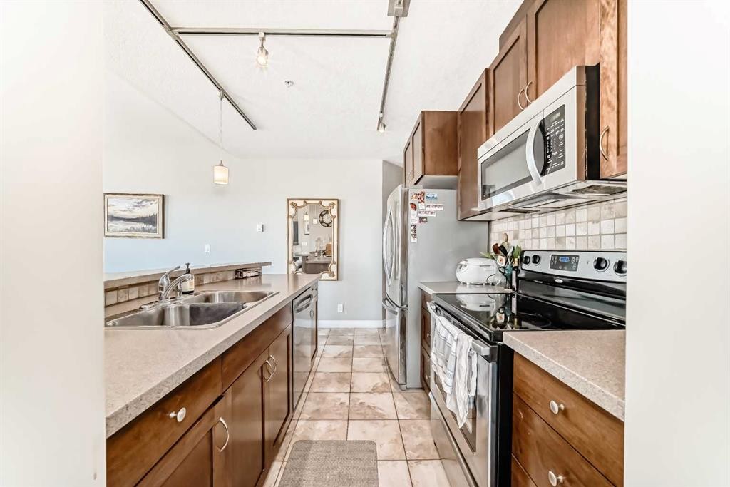 3506-24 Hemlock Crescent Sw, Calgary, AB - Indoor Photo Showing Kitchen With Double Sink