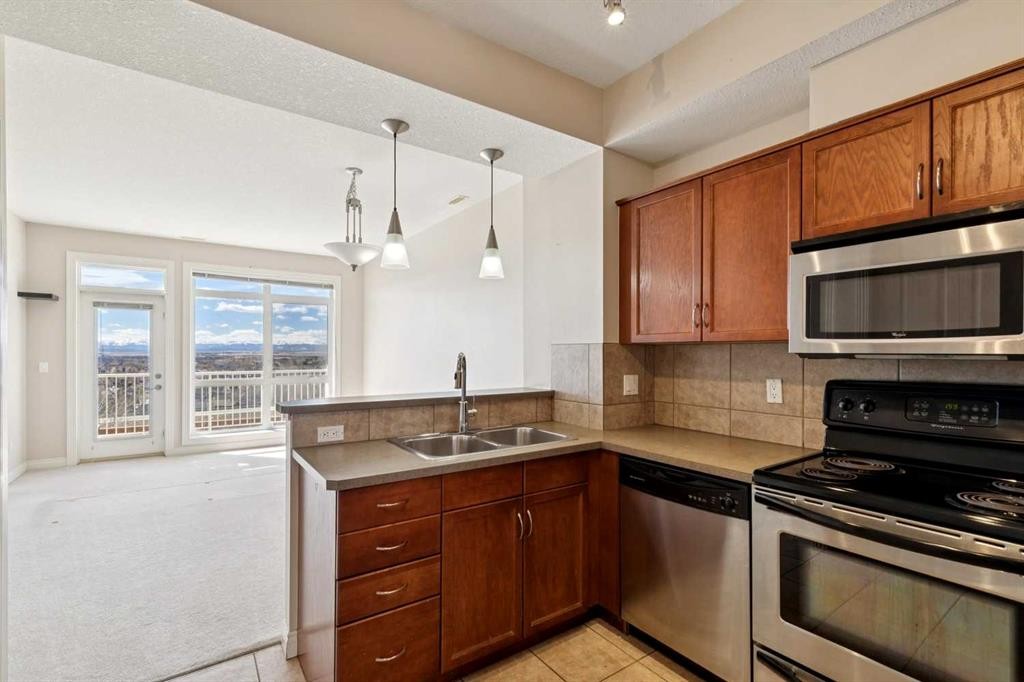 14-169 Rockyledge View Nw, Calgary, AB - Indoor Photo Showing Kitchen With Double Sink