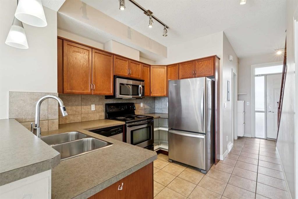 14-169 Rockyledge View Nw, Calgary, AB - Indoor Photo Showing Kitchen With Double Sink