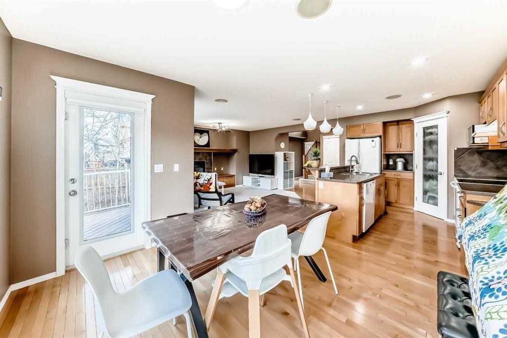 250 Royal Birch Way Nw, Calgary, AB - Indoor Photo Showing Dining Room