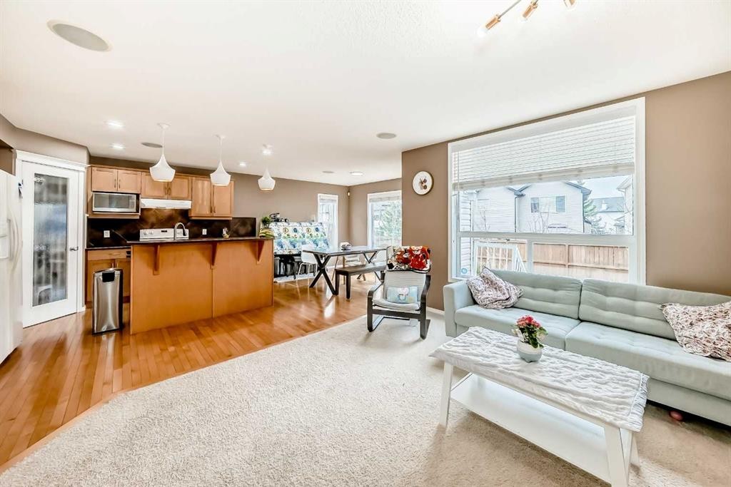 250 Royal Birch Way Nw, Calgary, AB - Indoor Photo Showing Living Room