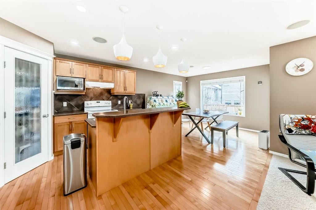 250 Royal Birch Way Nw, Calgary, AB - Indoor Photo Showing Kitchen