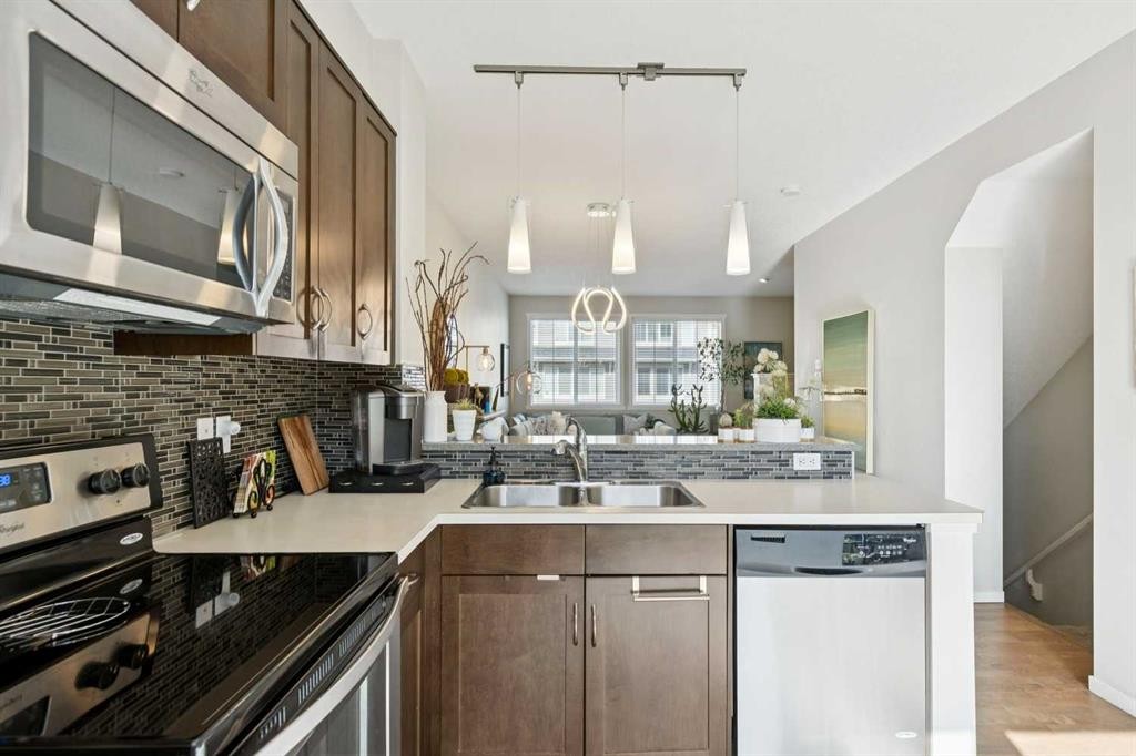46 Kinlea Common Nw, Calgary, AB - Indoor Photo Showing Kitchen With Double Sink With Upgraded Kitchen
