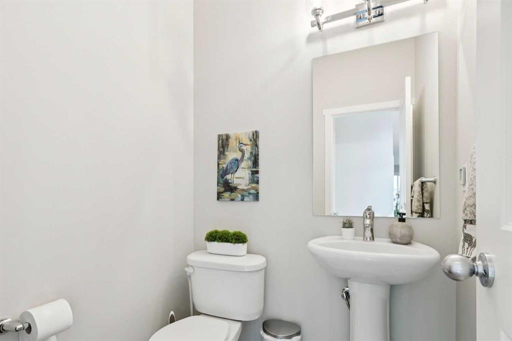 46 Kinlea Common Nw, Calgary, AB - Indoor Photo Showing Bathroom