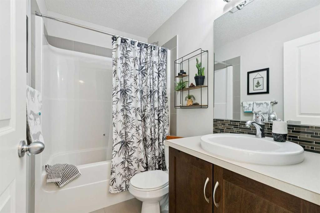 46 Kinlea Common Nw, Calgary, AB - Indoor Photo Showing Bathroom
