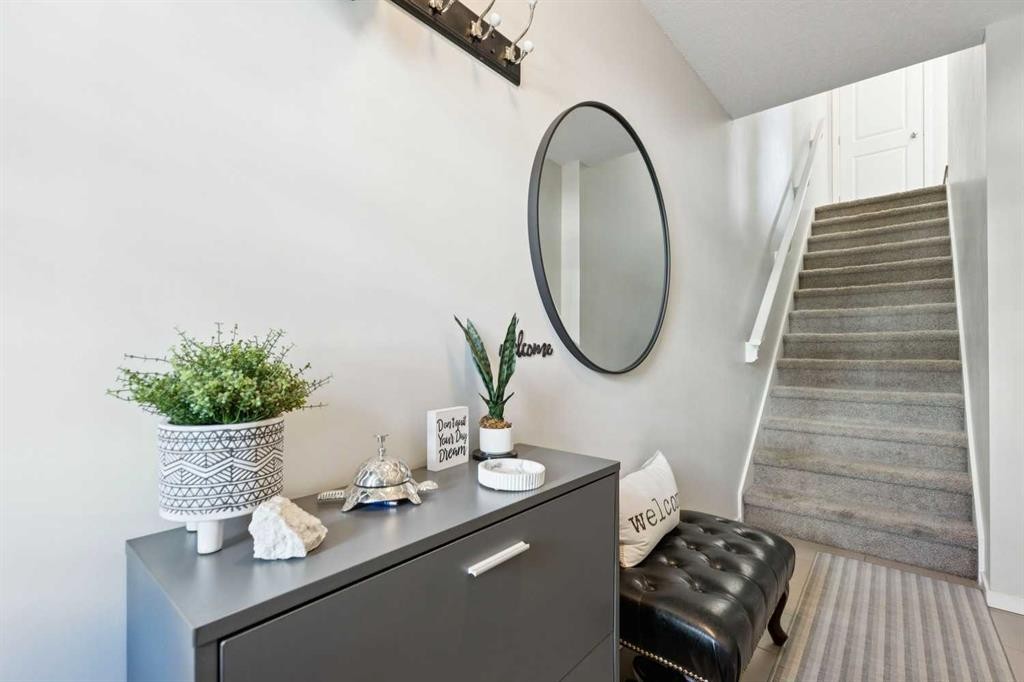 46 Kinlea Common Nw, Calgary, AB - Indoor Photo Showing Other Room