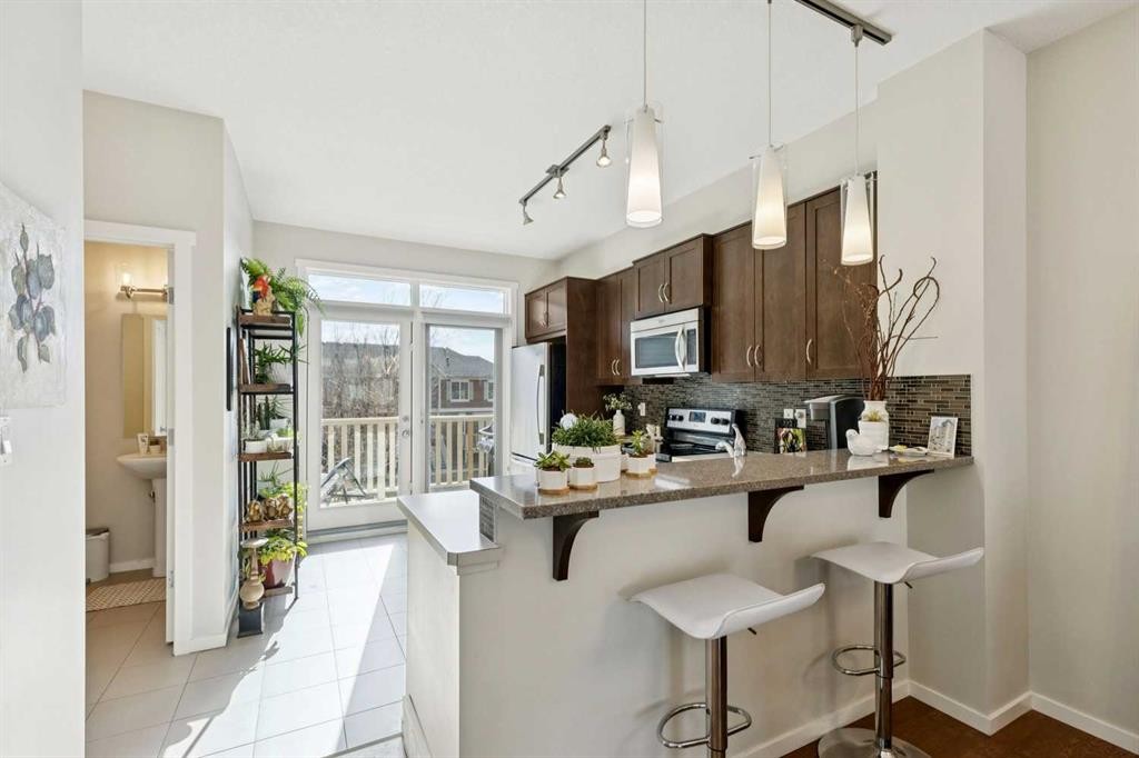 46 Kinlea Common Nw, Calgary, AB - Indoor Photo Showing Kitchen
