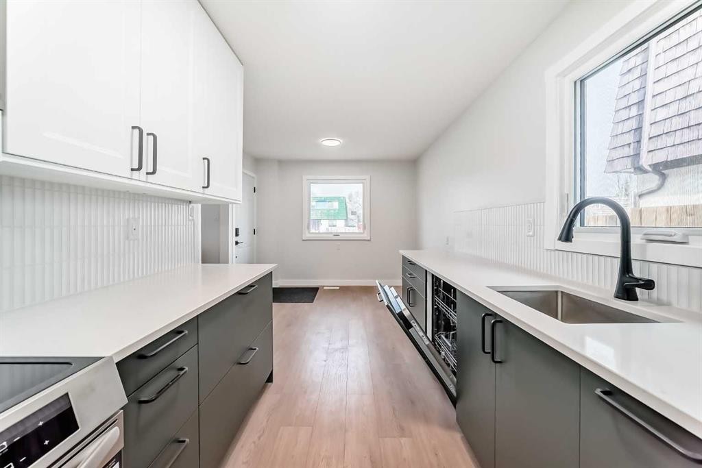 7634 24A Street Se, Calgary, AB - Indoor Photo Showing Kitchen With Upgraded Kitchen