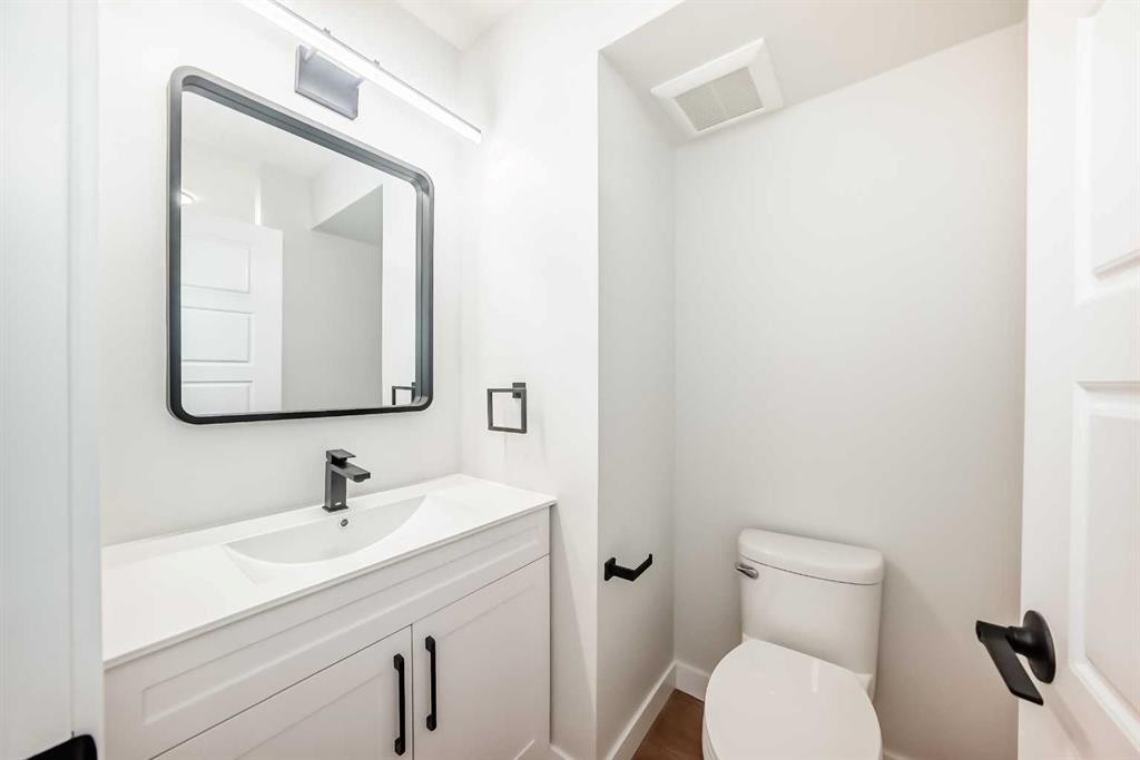 7634 24A Street Se, Calgary, AB - Indoor Photo Showing Bathroom