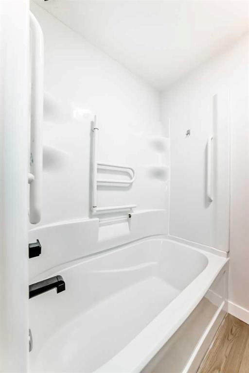 7634 24A Street Se, Calgary, AB - Indoor Photo Showing Bathroom