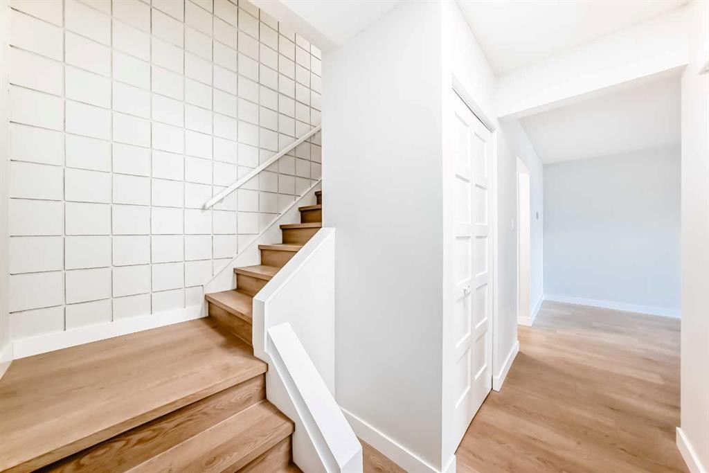 7634 24A Street Se, Calgary, AB - Indoor Photo Showing Other Room