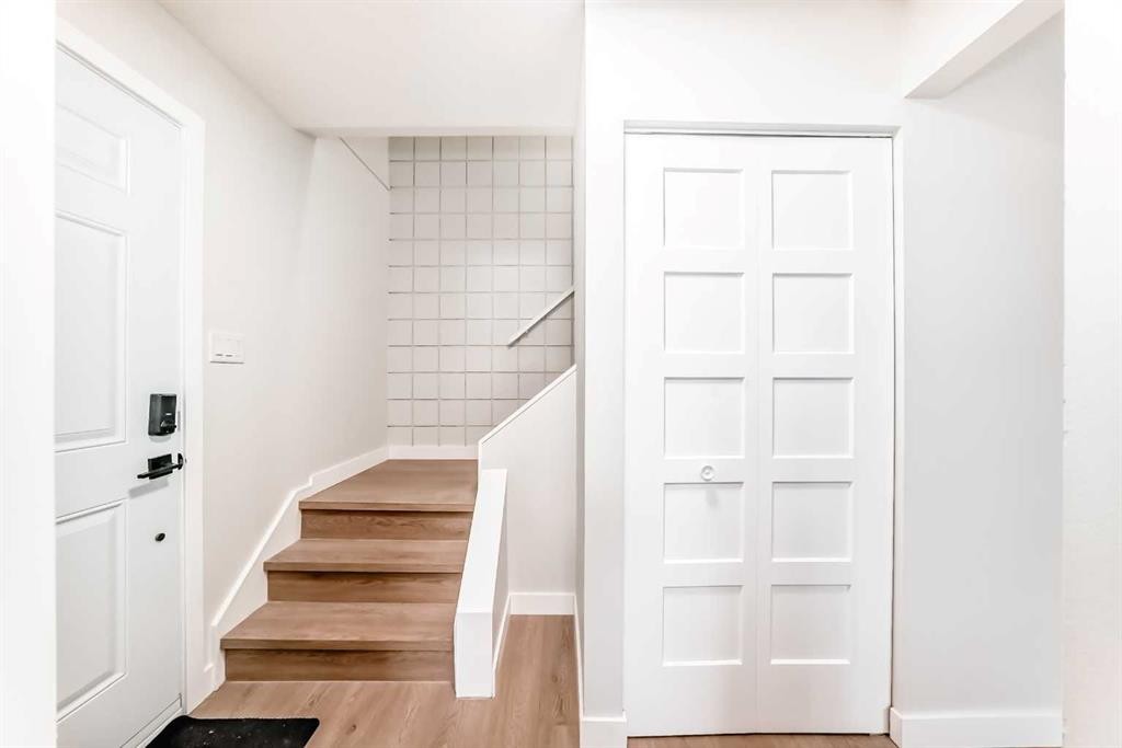 7634 24A Street Se, Calgary, AB - Indoor Photo Showing Other Room