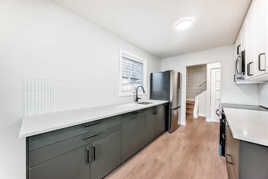 7634 24A Street Se, Calgary, AB - Indoor Photo Showing Kitchen