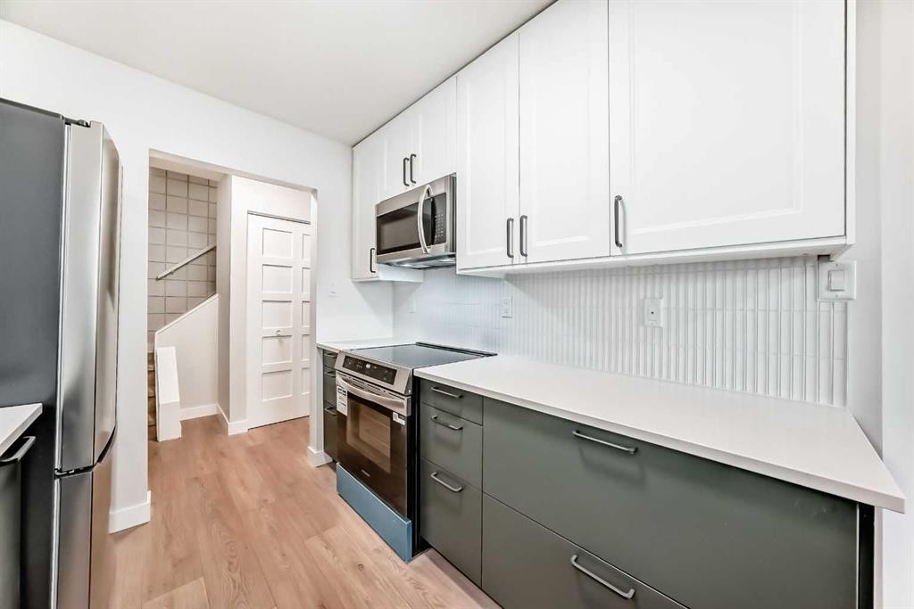 7634 24A Street Se, Calgary, AB - Indoor Photo Showing Kitchen
