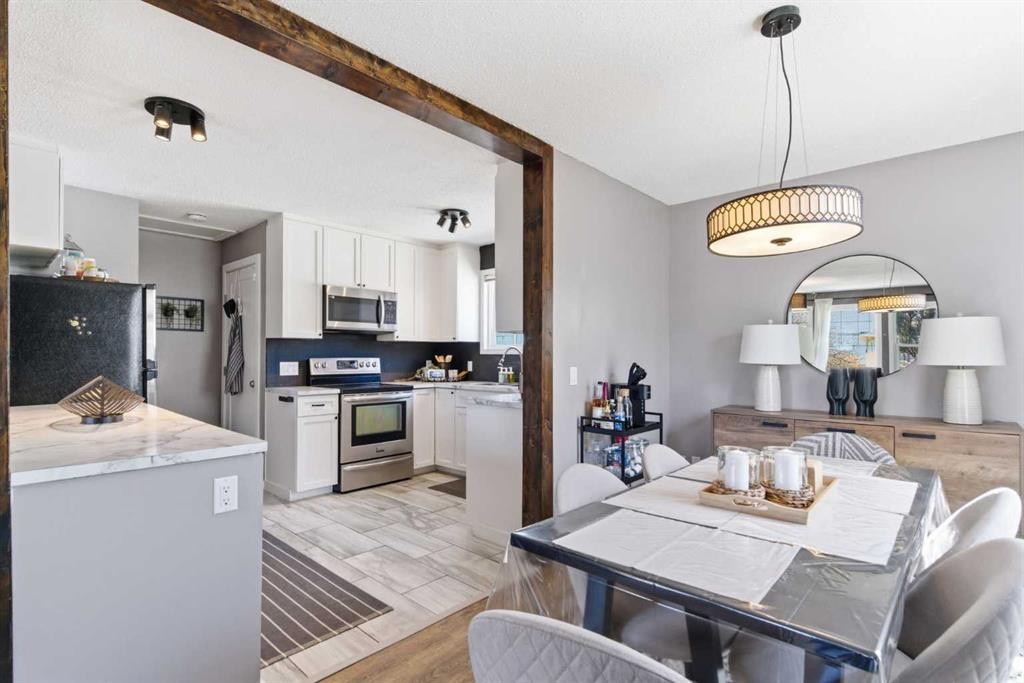 14767 Deer Ridge Drive Se, Calgary, AB - Indoor Photo Showing Kitchen