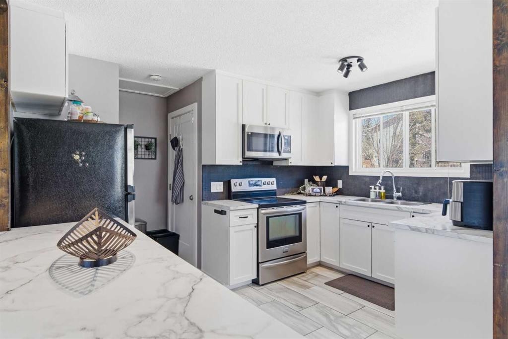 14767 Deer Ridge Drive Se, Calgary, AB - Indoor Photo Showing Kitchen