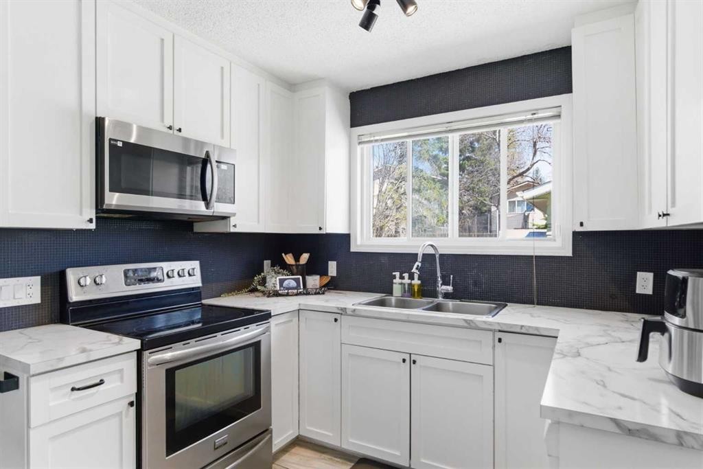 14767 Deer Ridge Drive Se, Calgary, AB - Indoor Photo Showing Kitchen With Double Sink