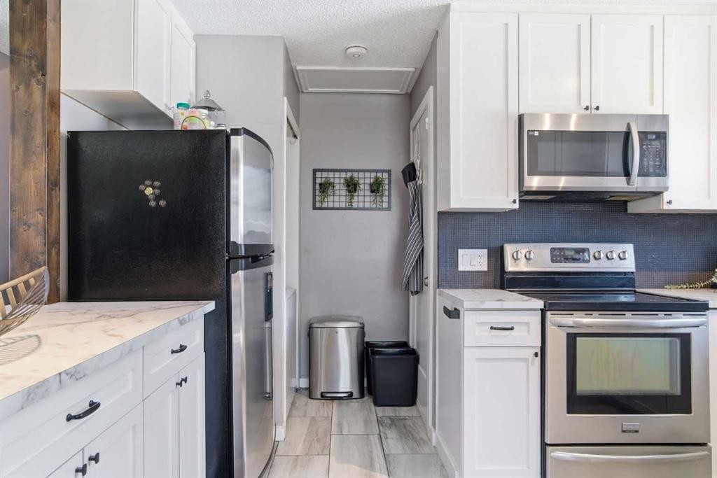 14767 Deer Ridge Drive Se, Calgary, AB - Indoor Photo Showing Kitchen