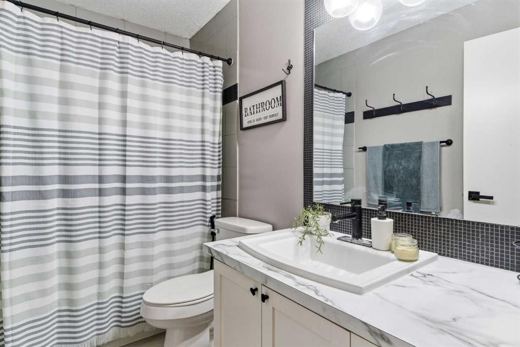14767 Deer Ridge Drive Se, Calgary, AB - Indoor Photo Showing Bathroom