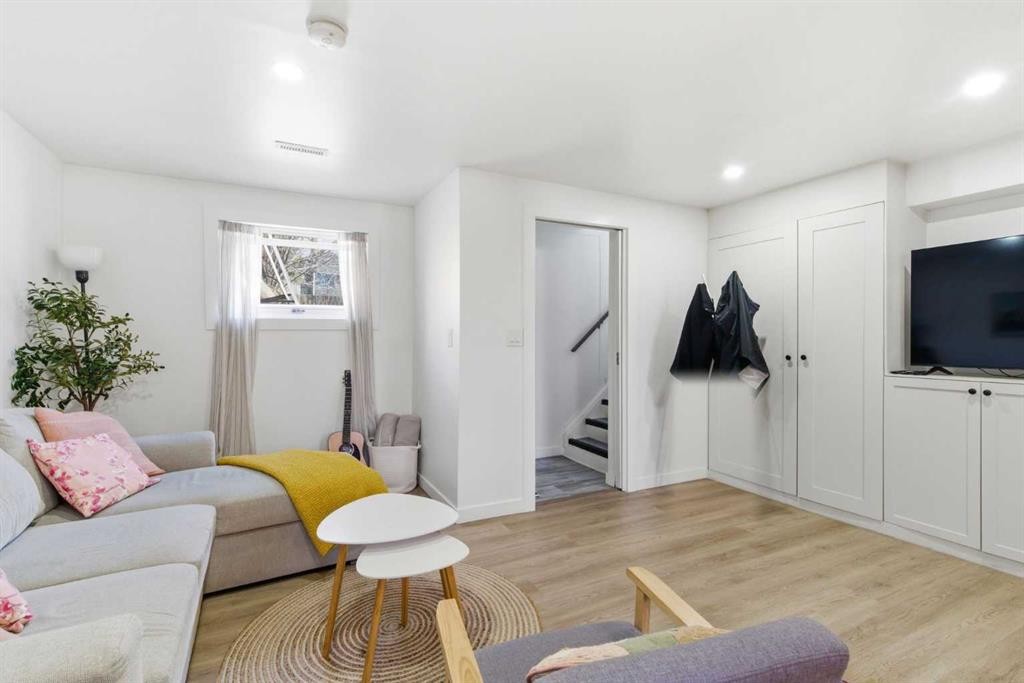 14767 Deer Ridge Drive Se, Calgary, AB - Indoor Photo Showing Living Room