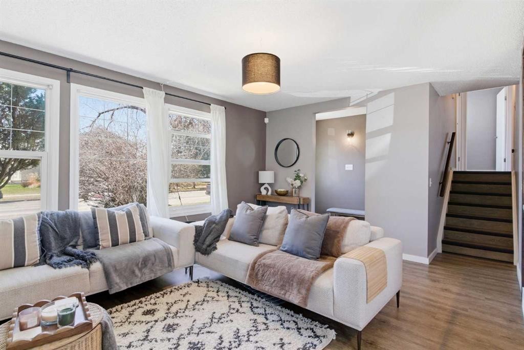 14767 Deer Ridge Drive Se, Calgary, AB - Indoor Photo Showing Living Room