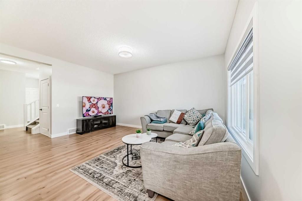 95 Cornerbrook Common Ne, Calgary, AB - Indoor Photo Showing Living Room