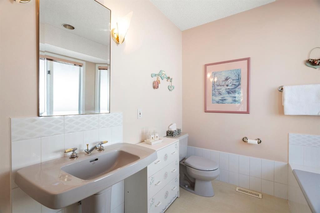 118 Shawnee Place Sw, Calgary, AB - Indoor With Storage