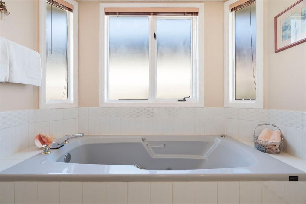 118 Shawnee Place Sw, Calgary, AB - Indoor Photo Showing Bathroom
