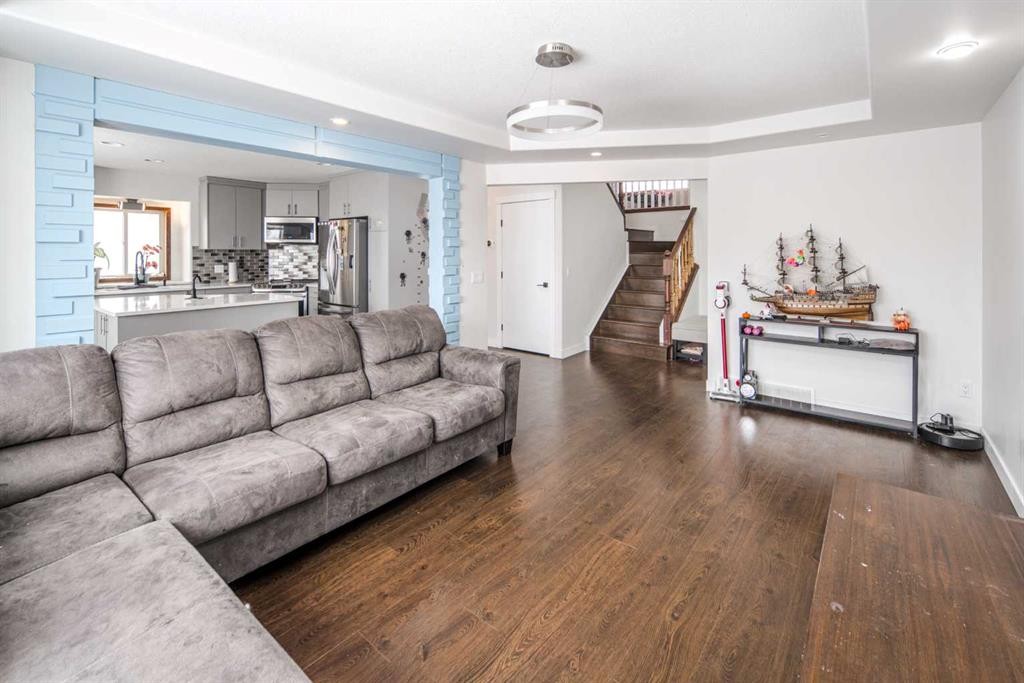 125 Coventry Crescent Ne, Calgary, AB - Indoor Photo Showing Living Room