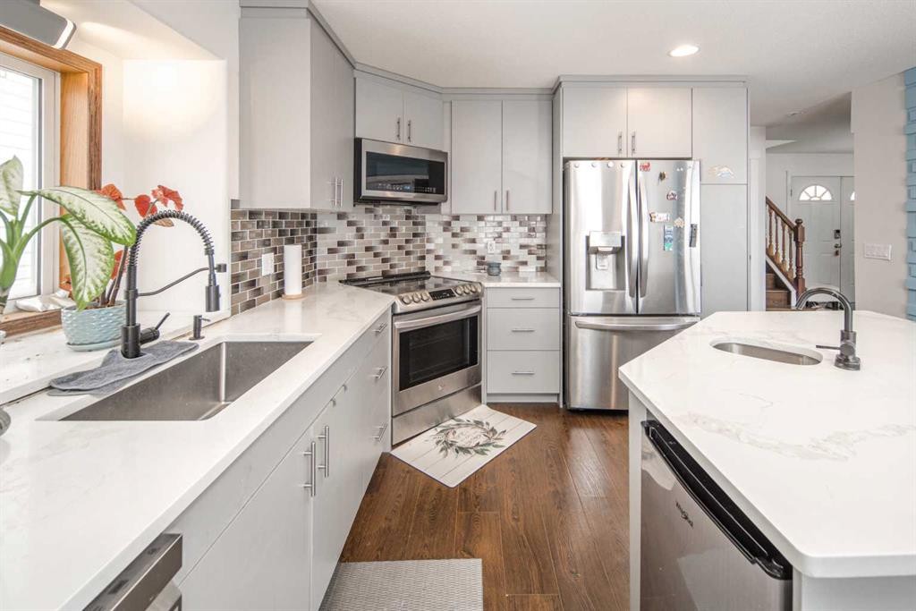125 Coventry Crescent Ne, Calgary, AB - Indoor Photo Showing Kitchen With Upgraded Kitchen