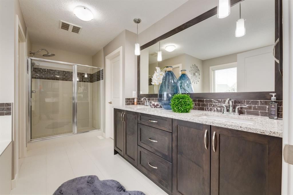 39 Cranbrook Crescent Se, Calgary, AB - Indoor Photo Showing Bathroom