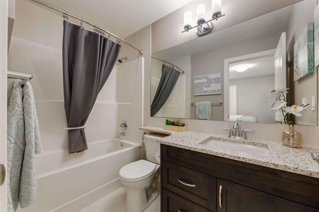 39 Cranbrook Crescent Se, Calgary, AB - Indoor Photo Showing Bathroom