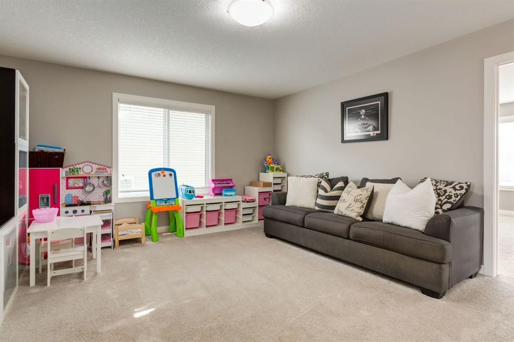 39 Cranbrook Crescent Se, Calgary, AB - Indoor Photo Showing Living Room