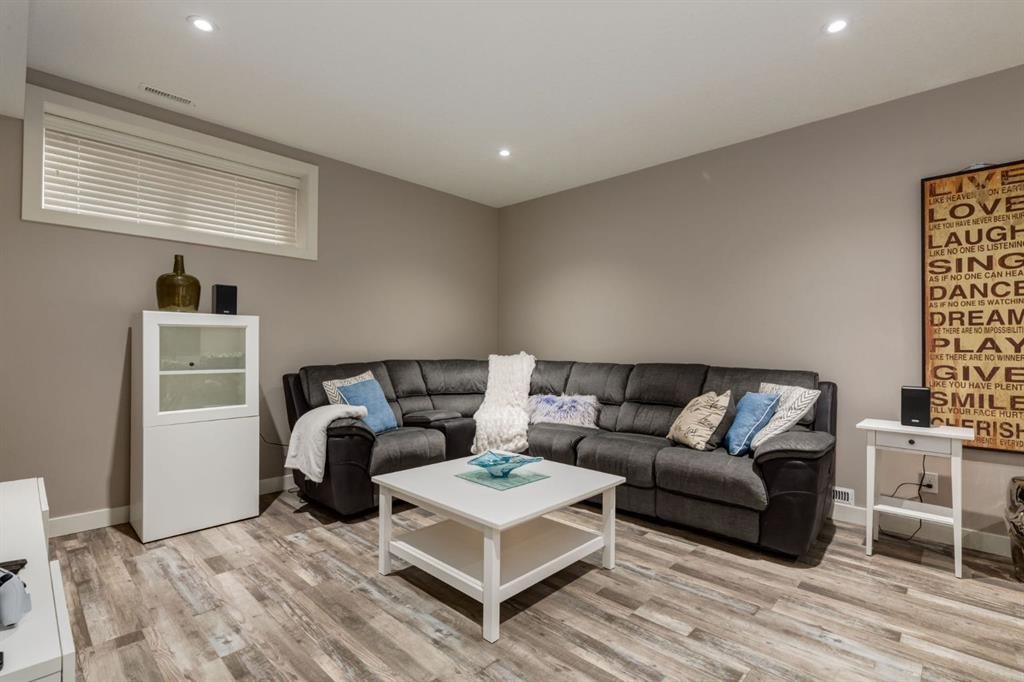 39 Cranbrook Crescent Se, Calgary, AB - Indoor Photo Showing Other Room