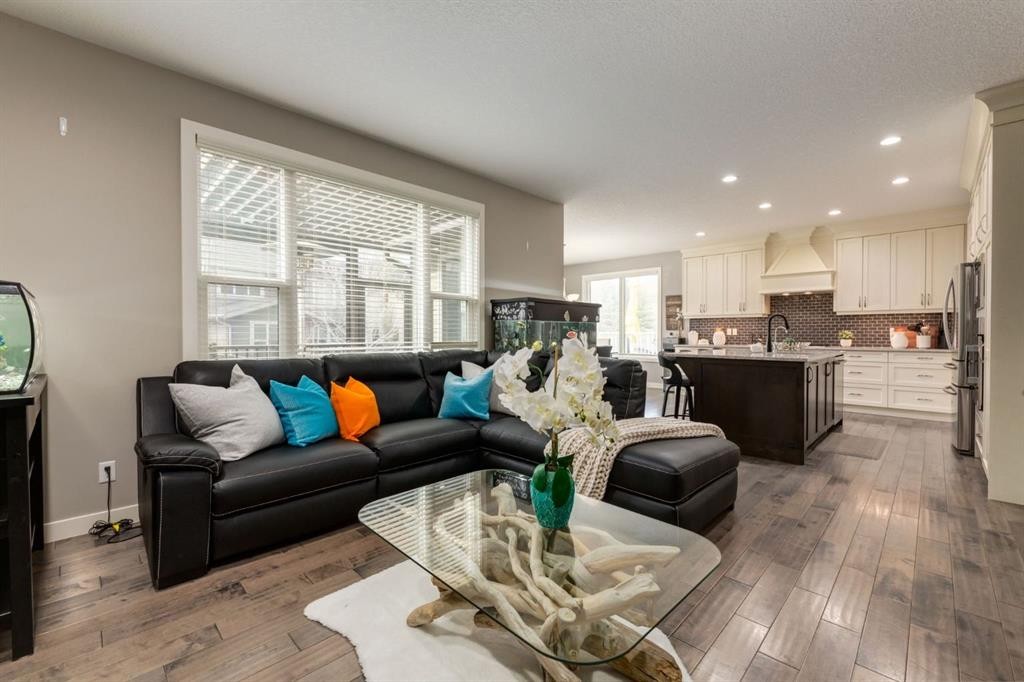 39 Cranbrook Crescent Se, Calgary, AB - Indoor Photo Showing Living Room