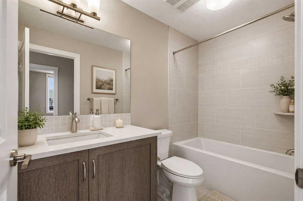 207-39 Quarry Gate Se, Calgary, AB - Indoor Photo Showing Bathroom