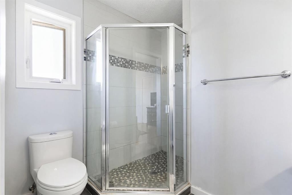 8 Hawkfield Crescent Nw, Calgary, AB - Indoor Photo Showing Bathroom