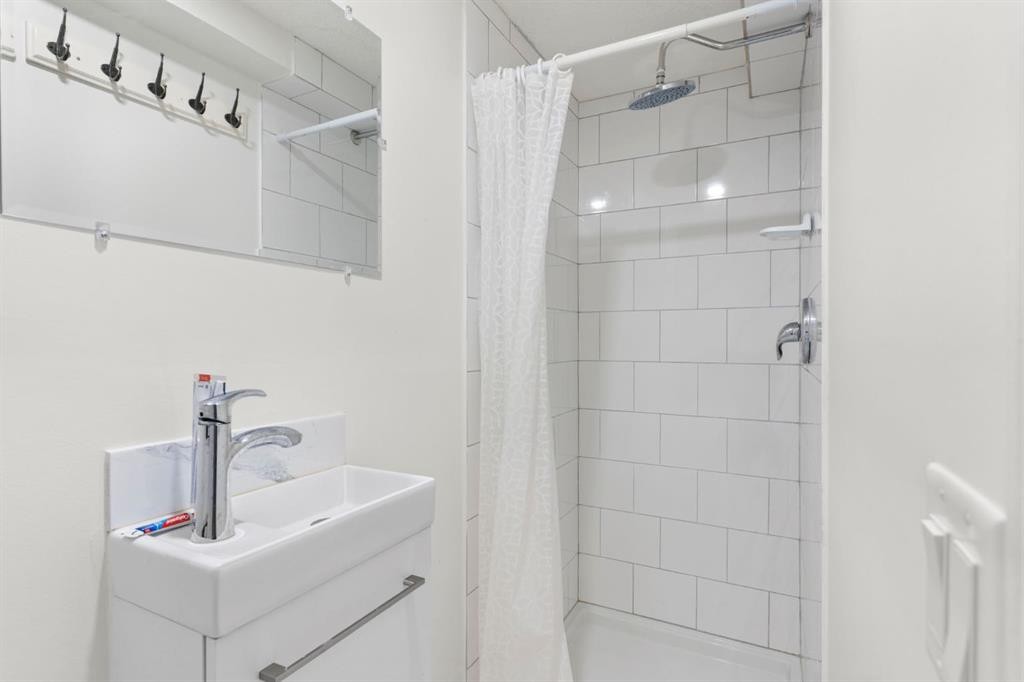 8 Hawkfield Crescent Nw, Calgary, AB - Indoor Photo Showing Bathroom