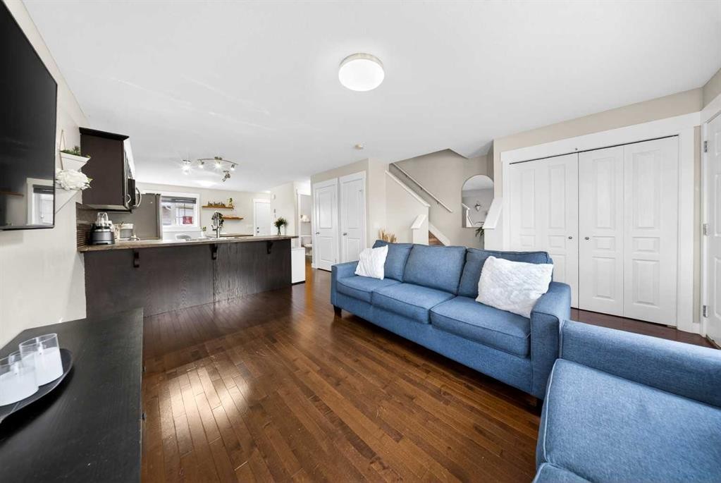 212 Cascades Pass, Chestermere, AB - Indoor Photo Showing Living Room