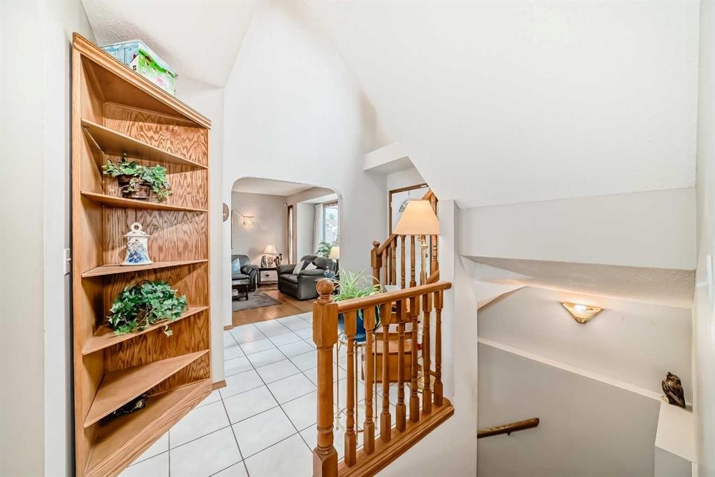 219 Hawkstone Close Nw, Calgary, AB - Indoor Photo Showing Kitchen With Double Sink
