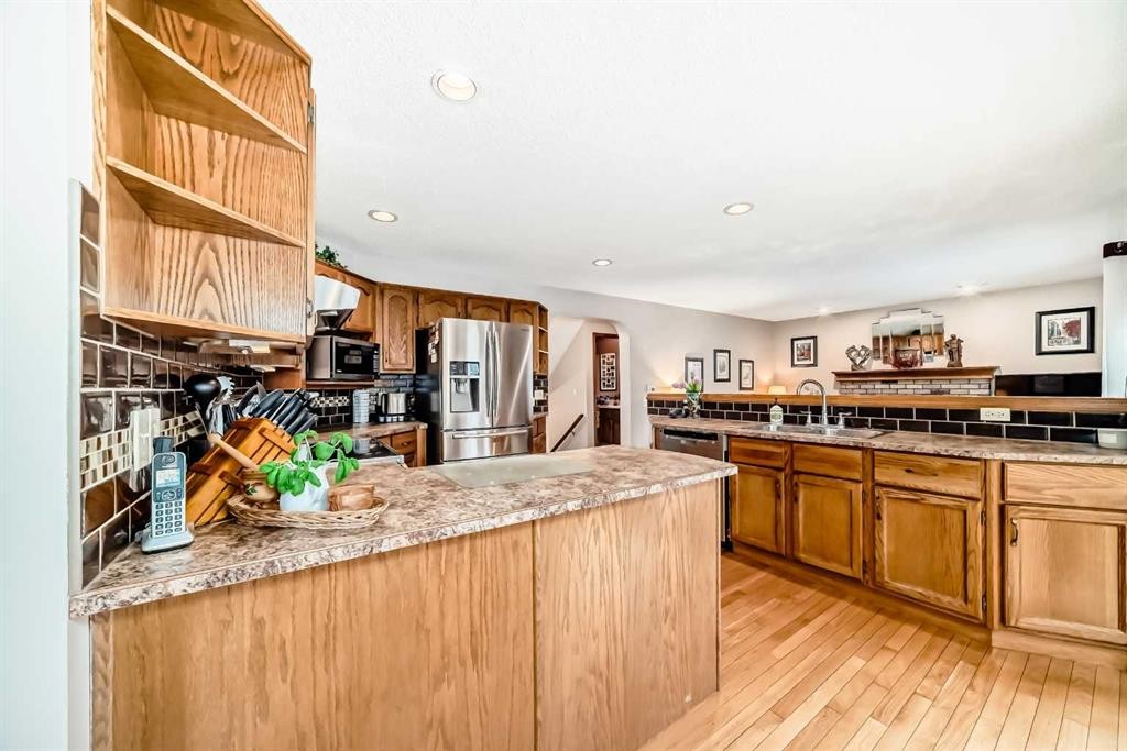 219 Hawkstone Close Nw, Calgary, AB - Indoor Photo Showing Kitchen