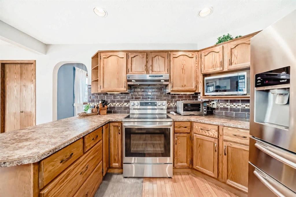 219 Hawkstone Close Nw, Calgary, AB - Indoor Photo Showing Kitchen With Double Sink