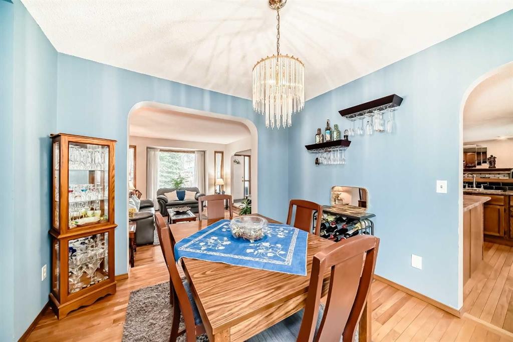 219 Hawkstone Close Nw, Calgary, AB - Indoor Photo Showing Kitchen With Double Sink