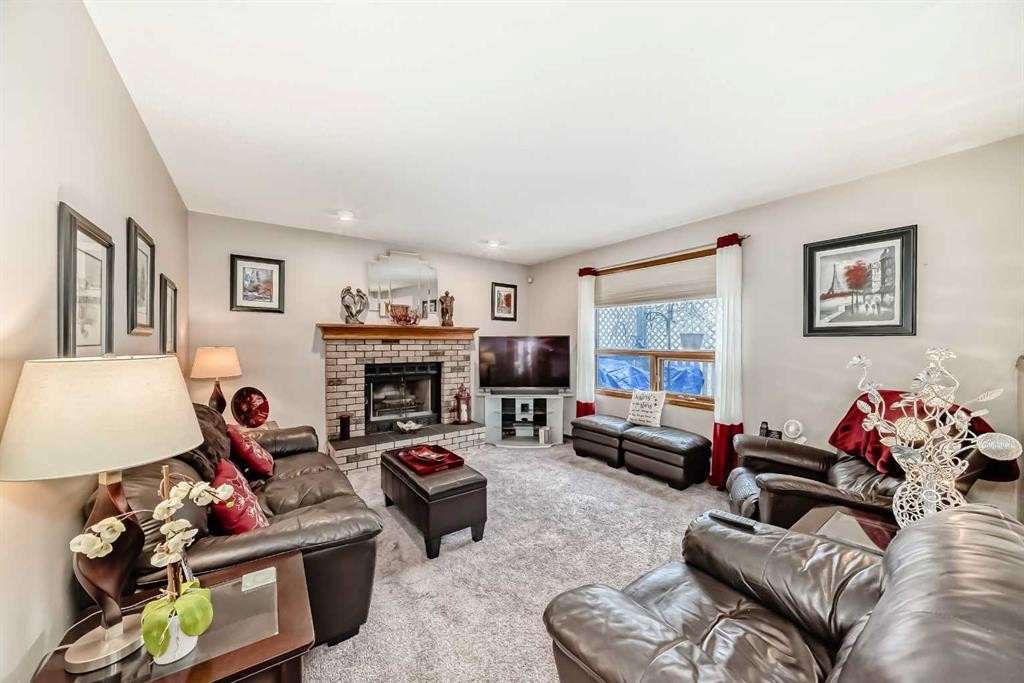 219 Hawkstone Close Nw, Calgary, AB - Indoor Photo Showing Kitchen