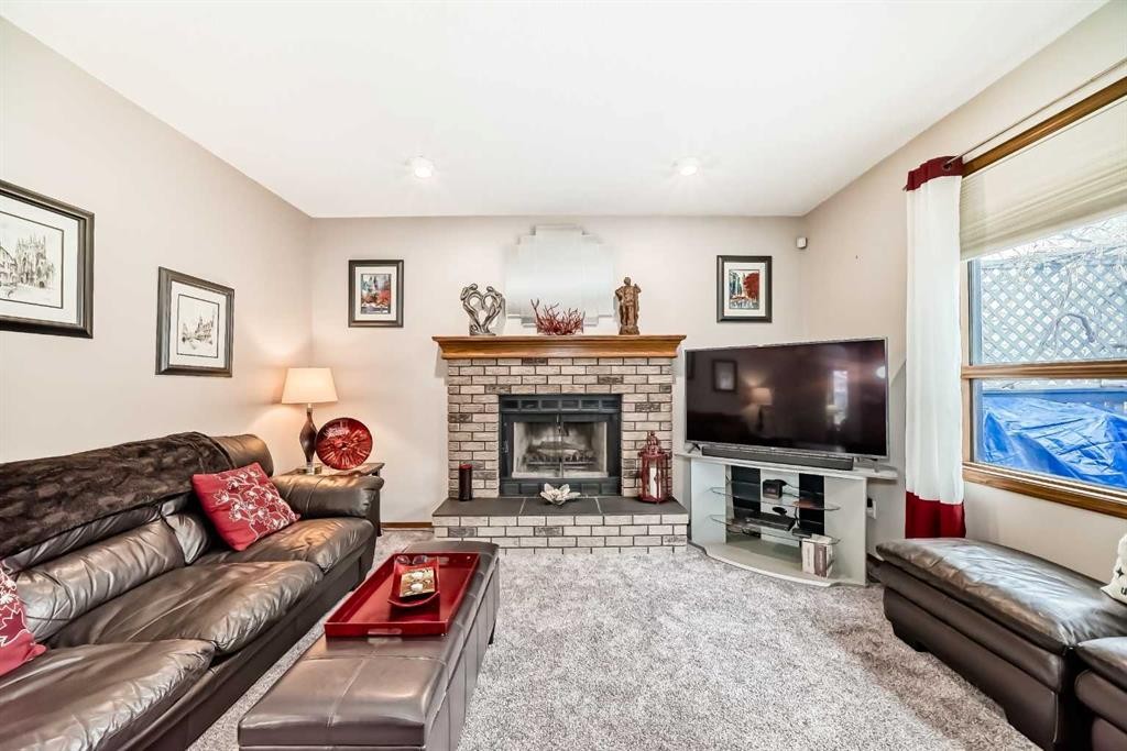 219 Hawkstone Close Nw, Calgary, AB - Indoor Photo Showing Dining Room