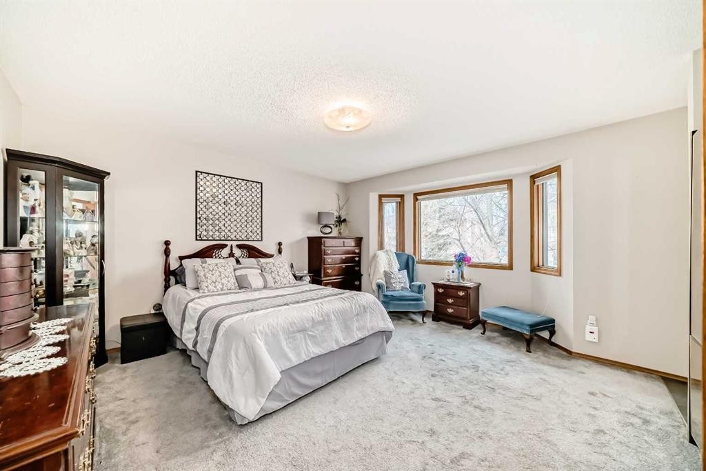 219 Hawkstone Close Nw, Calgary, AB - Indoor Photo Showing Dining Room