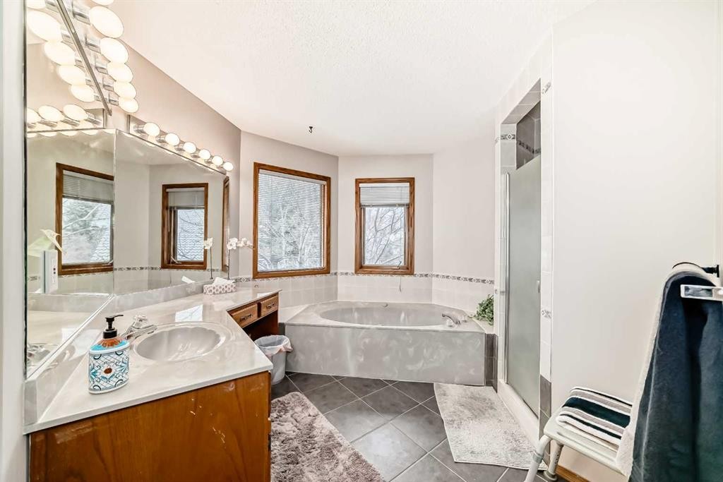 219 Hawkstone Close Nw, Calgary, AB - Indoor Photo Showing Living Room