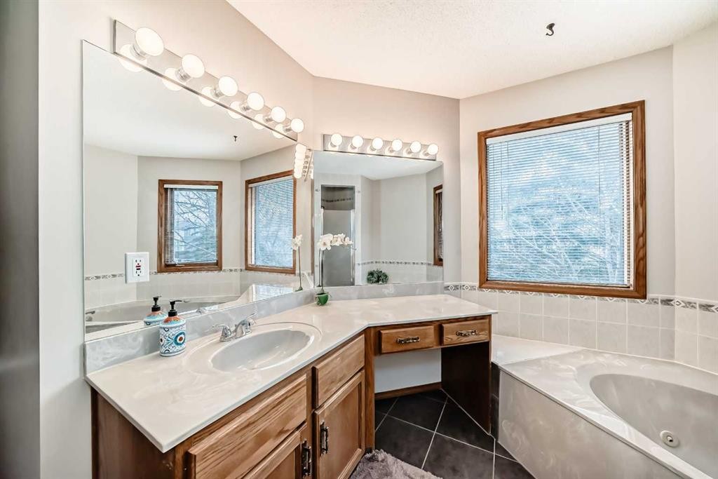 219 Hawkstone Close Nw, Calgary, AB - Indoor Photo Showing Living Room