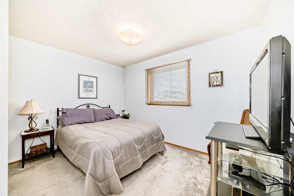 219 Hawkstone Close Nw, Calgary, AB - Indoor Photo Showing Living Room