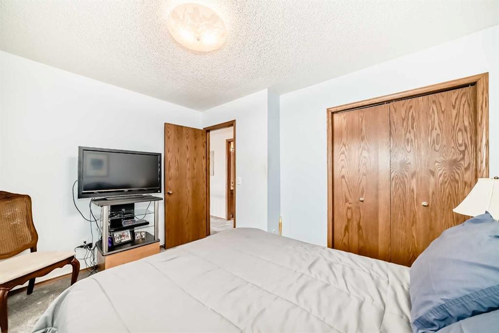 219 Hawkstone Close Nw, Calgary, AB - Indoor Photo Showing Living Room